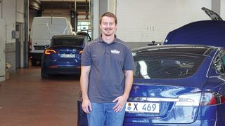 Auf dem früheren Gelände einer BMW-Niederlassung hat Niklas Persch eine Halle bezogen, in der er aufwendige Reparaturen an Tesla- und Nio-Fahrzeugen durchführt. (Bild: Rosenow – VCG)