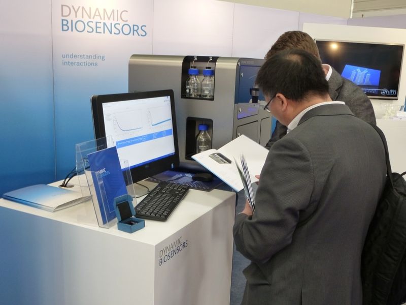 Impressionen von der diesjährigen Analytica, Halle A3 Biotechnologie/Life Sciences/Diagonistika sowie der Sonderschau zum Thema Arbeitsschutz.  Produkterklärung am Stand von Dynamic Biosensors.    Weitere aktuelle Bilder und Nachrichten finden Sie auf unserer Landingpage zur Analytica, in unserem Visitorguide zur Messe oder in den kommenden Tage auch auf der Bildergalerie-Übersichtsseite . (Bild: Back/LABORPRAXIS)