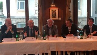 Zum ersten Mal überhaupt gab es im Vorfeld des Salon EPHJ-EPMT-SMT eine Pressekonferenz. In Zürich erklärte Mitbegründer Olivier Saenger (2.v.l.) am 12 Mai: „Viele Innovationen und Vorpremieren sind die große Stärke unserer Messe.“ (Bild: EPHJ-EPMT-SMT)