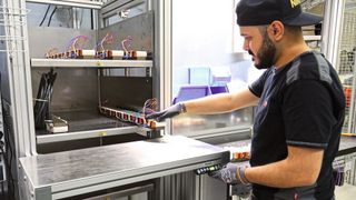 Kooperation: Minitec hat für SEW-Eurodrive einen behindertengerechten, ergonomischen Montagearbeitsplatz gestaltet, der zugleich auch wirtschaftliche Aspekte erfüllt. (SEW-Eurodrive)