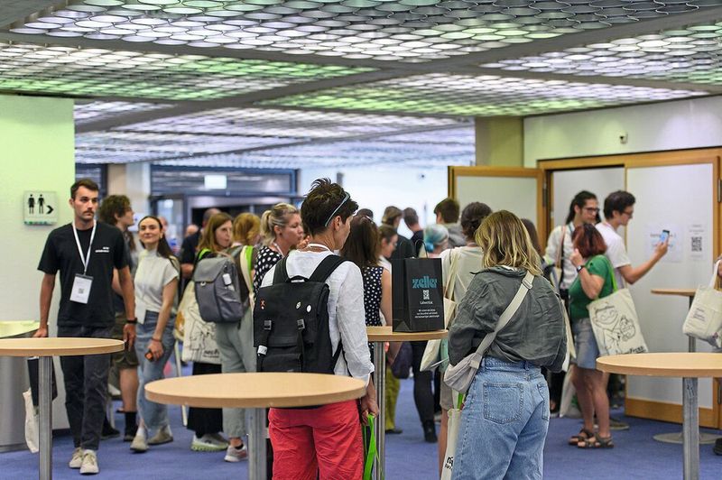 Über der Ausstellung, in der dritten Etage, wurden diverse Fachvorträge angeboten. Wer mit dem Aufzug hier hoch kam, konnte sich etwa Pipettiertipps abholen oder spannende Einblicke in die Herstellung von Laborglas erhalten.    Mehr Infos zu den kommenden LAB-SUPPLY-Messen finden Sie auf www.lab-supply.info (Bild: Stefan Stark)