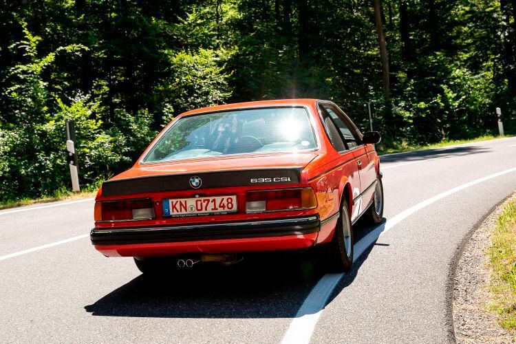 Aus einer Zeit, als Autos noch (bunte) Farbe bekannten: schöner 6er BMW. (Stefan Bausewein)