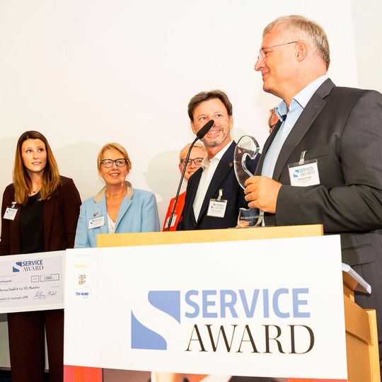 Werner Orth, Chef von Orth Automobile aus Beselich, dankte seinem Team für die Leistung, die zum Gewinn des Service Awards 2018 geführt hat. (Bild:  Stefan Bausewein)