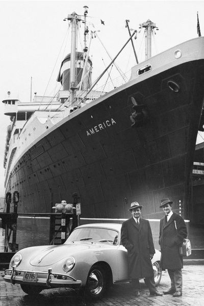 Ferry Porsche und sein Sohn Ferdinand Alexander Porsche mit einem Porsche 356 A in New York, 1958. (Bild: Porsche)