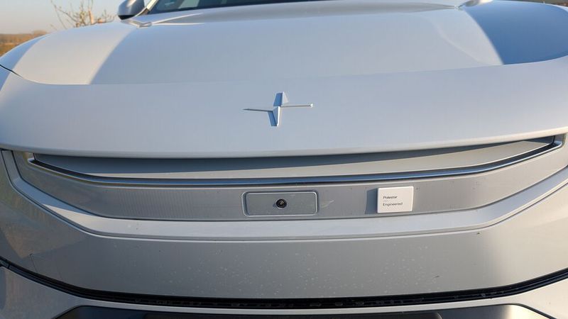 10. Die Technik: Der Polestar 3 ist das erste Modell des schwedischen E-Auto-Herstellers, das mit dem Nvidia-Drive-Core-Computer mit Software von Volvo ausgestattet ist. Daten gibt es in Hülle und Fülle zu bearbeiten: So sind bereits serienmäßig fünf Radarmodule, fünf externe Kameras und zwölf externe Ultraschallsensoren an Bord. Sie tragen nicht nur beim Fahren zu einer höheren Sicherheit bei, sondern auch wenn das Fahrzeug steht. So verhindern Radarsensoren im Innenraum, dass Kleinkinder oder Haustiere im Fahrzeug unbeabsichtigt vergessen werden. Und der Haustier-Modus ermöglicht es, Hunde auch bei sommerlicher Hitze im Auto zu lassen.  (Bild: Mauritz – VCG)