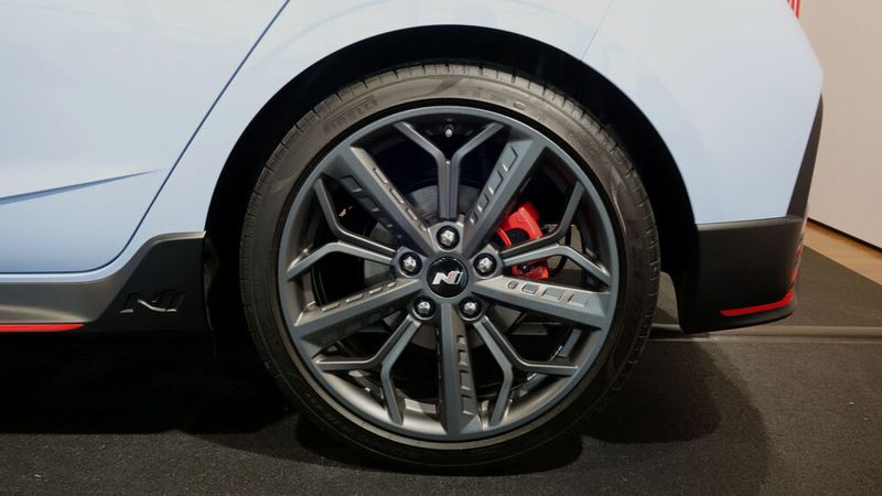 Der i20 N kommt mit eigenen 18-Zoll-Rädern und speziell abgestimmten Pirelli-Reifen. (Bild: Wehner/»kfz-betrieb«)