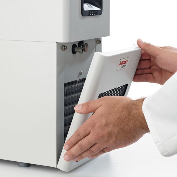 Abb.1c: Das magnetisch fixierte Frontgitter kann leicht abgenommen werden. (Julabo)