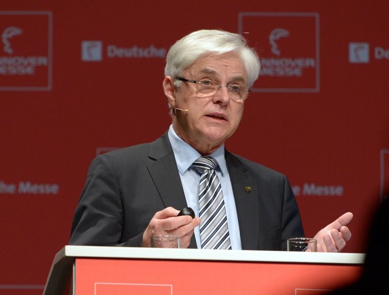Prof. Dr.-Ing. Detlef Zühlke, Leiter des Forschungsbereichs Innovative Fabriksysteme am Deutschen Forschungszentrum für Künstliche Intelligenz (DFKI) und Inhaber des Lehrstuhls für Produktionsautomatisierung an der TU Kaiserslautern, spricht zum Thema Industrie 4.0 auf der Hannover-Messe-Preview. (Bild: Deutsche Messe)