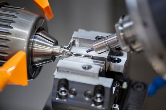 Conçu pour l'usinage complet sur cinq axes, le 171 dispose d'une zone de travail optimisée pour l'évacuation des copeaux et la production de composants complexes aux tolérances extrêmement serrées.(Source :  Ralf Baumgarten)