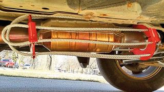 Auch hierzulande greift der Diebstahl von Autokatalysatoren immer mehr um sich. In den USA und in England wehren sich Fahrzeugbesitzer mit massiven Antiklau-Vorrichtungen dagegen. (Bild: dealerautomotive)