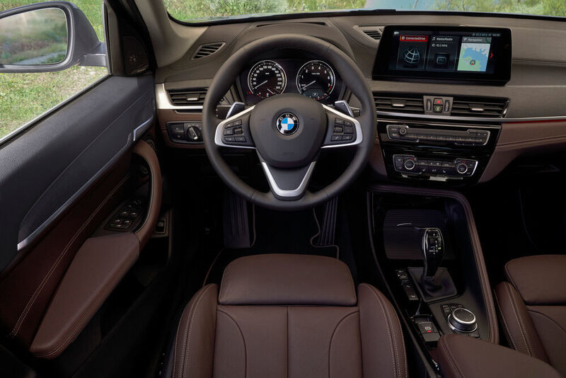 Im Cockpit fällt der größere Navigationsbildschirm auf. (BMW)