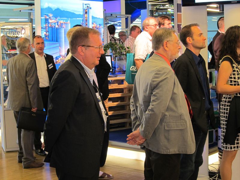 Peter Sturmfels, Samsung, und das Publikum hörten gebannt zu...            (Bild: IT-BUSINESS)