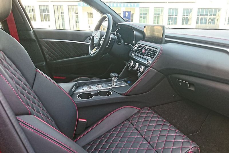 Der Innenraum wirkt hochwertig und hat mit den roten Gurtbändern und den roten Nähten ein paar optische Highlights. (Bild: Sven Prawitz)