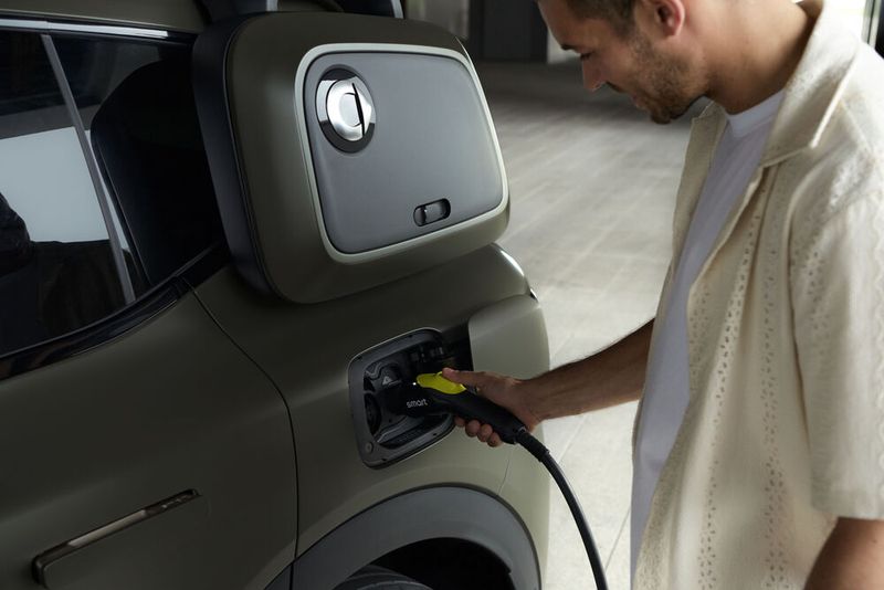 Die Seitentasche über der Ladedose ist optionales Zubehör. Ober der neue Smart #5 400 oder 800 Volt Akkuspannung haben wird, ist noch nicht bekannt. (Bild: Smart)