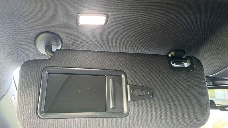 7. Die Eitelkeit: Fahrer wie Beifahrer haben an der Sonnenblende einen Spiegel. Öffnet man den Schutzschieber über dem Spiegelglas geht eine Lampe an – damit die prüfenden Blicke auch etwas erkennen können. (Bild: Grimm – VCG)