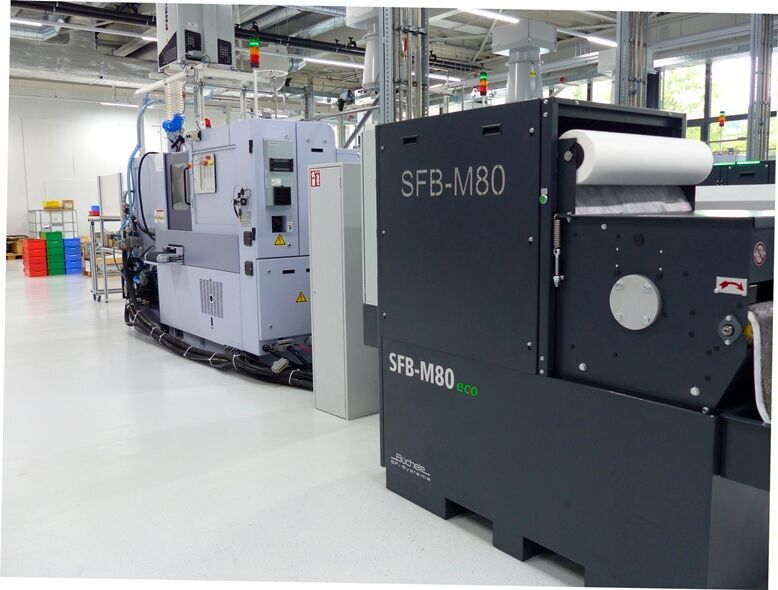 Die Vollstromanlage SFB-M80eco, fördert das komplette Kühlmedium aus der Bearbeitungsmaschine und führt es einem 660 l Tank zur Reinigung zu.  (Bild: SF-Systeme Büchele)
