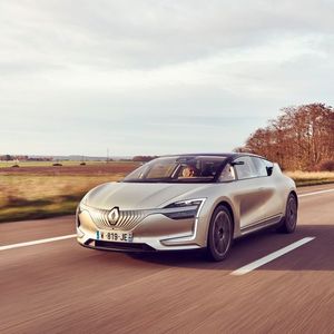 Im Renault Symbioz Demofahrzeug steckt fast alles, was die Zukunft des Automobils an neuen Technologien bereithält: elektrischer Antrieb, Verbindung mit dem persönlichen digitalen Ökosystem des Nutzers, modernstes Entertainment inklusive Virtual Reality und ein Interieur, das sich an die jeweilige Fahrsituation anpasst. 