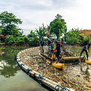 Plastic Fischers Technologie, das Trash-Boom-System, ist eine vor Ort gebaute, technisch einfache und kostengünstige, modulare, schwimmende Barriere, die Plastik bereits in Flüssen aufhält, bevor es ins Meer gelangt.(Bild:  Plastic Fischer GmbH)