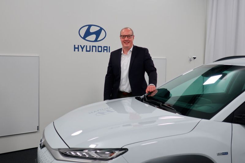 Hyundai Deutschland Vertriebsschef Holger Müller hatte 2018 die Idee eines Online-Konzeptes. Die Frage, die er damals stellte war: „Wie beraten wir künftig Kunden, die außerhalb der Showroom-Öffnungszeiten eine Beratung wollen?“ (Bild: Viktoria Hahn / »kfz-betrieb«)