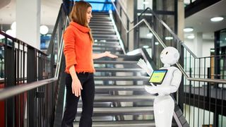 Die Komplexität der Mensch-Maschine-Interaktion steigt kontinuierlich. Umso wichtiger erscheint es, dass der Mensch die computerbasierten Entscheidungen nachvollziehen kann – doch das erfordert Erklärungen seitens der KI-Systeme. (Universität Paderborn)