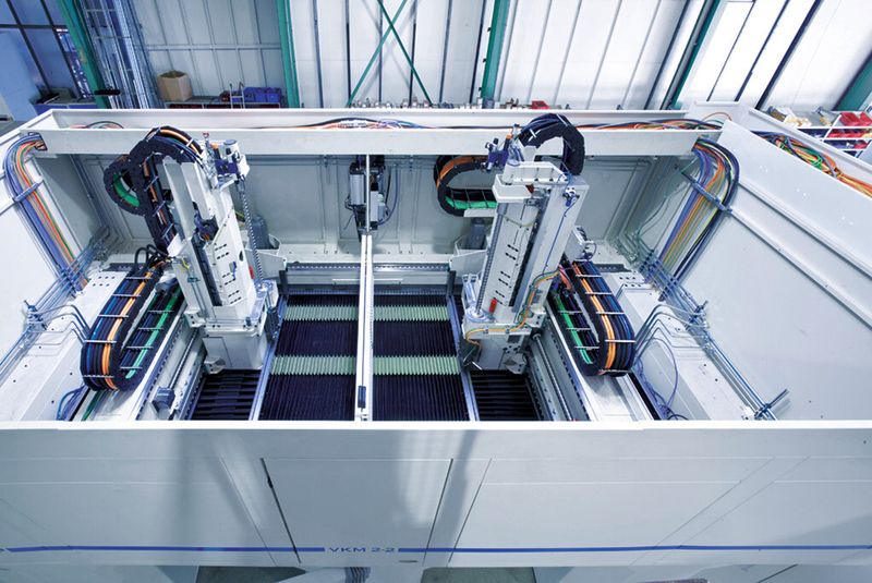 Bild 2: Innenansichten der neuen Vertikalkammermaschine. Sie kombiniert Dynamik und Stabilität mit großen Verfahrwegen und schwingungsgedämpftem Prozessverhalten für die Bearbeitung von Strukturbauteilen. (Bild: Wenzler)