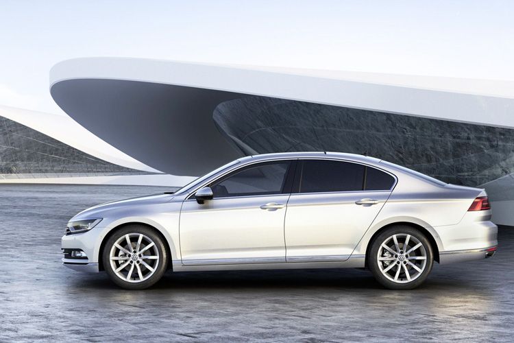 Dabei soll der Passat noch nicht einmal viel teurer werden. Die Limousine wird in Deutschland ab 25.875 Euro kosten, nur 500 Euro mehr als bisher.  (Foto: VW)