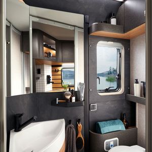 Das wandelbare Vario-Bad lässt sich dank einer Schwenkwand mit wenigen Handgriffen in eine größere Nasszelle verwandeln.(Bild:  Hymer)