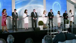 Bei der feierlichen Eröffnungszeremonie wurde Firmen-Chef Udo Schütz (6. v.r.) unterstützt von CEO Roland Straßburger (4. v.r.), Udo Uiterwijk (Repräsentant der Hafenverwaltung/Port of Moerdijk, 8. v.r.) sowie Plant Manager Sam Coomans (2. v.r.).  (Bild: Schütz)