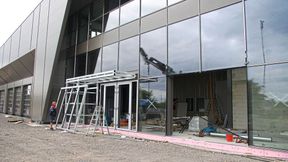 Schon die noch nicht ganz ferige Fassade des Neubaus in Lollar lässt großes und beeindruckendes erwarten. (Bild: Wenz)