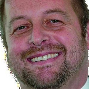 Klaus Wagner, Geschäftsführer der Fanuc Robotics Deutschland GmbH: „Durch die Integration der Bildverarbeitung in die Robotersteuerung können wir sehr flexible Prozesse gestalten und auf zahlreiche periphere Einrichtungen zum Ordnen der Waren oder Pakete verzichten. Bild: Fanuc