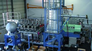 Hochdruck-Pumpenaggregat für die weltweit erste Industrieanlage zur Kohleverflüssigung bei der Kundenabnahme. (Archiv: Vogel Business Media)