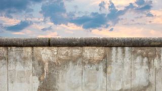 Am 09. November 1989 fiel die Berliner Mauer und vereinte damit nicht nur das bis dahin geteilte Deutschland, sondern markierte auch den Fall des Eisernen Vorhangs. (pixelklex - stock.adobe.com)