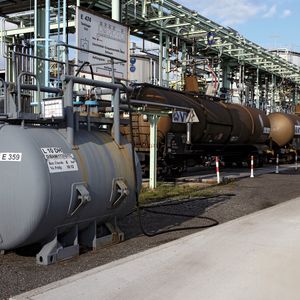 Umschlagstationen für den Weitertransport der unterschiedlichen Stoffe mit verschiedenen Verkehrsträgern stehen zentral als auch direkt in Lagernähe zur Verfügung.