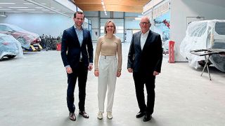 V. li.: Jörg und Stephanie Senger, Gerhard Strakeljahn. (Bild: Senger-Gruppe)