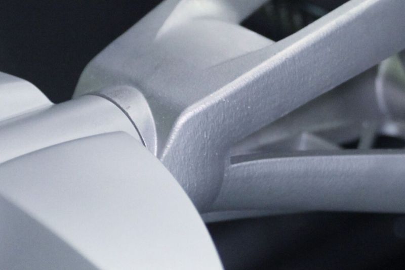 Das Fahrzeugchassis wird aus gedruckten Aluminiumbauteilen und Rohren aus Kohlenstofffasern zusammengebaut. (Bild: Divergent Microfactories)