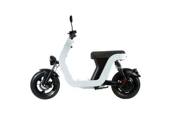 Der Elektroroller Motorino Elettrico besteht aus elastischem und resistentem Kunststoff hat einen USB-Port und wiegt nur 90 Kg. (Bild: ME)