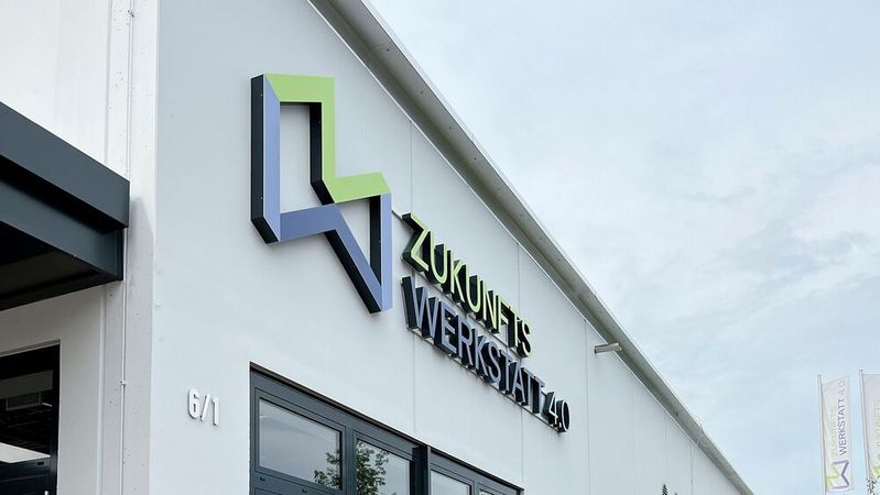 Auf rund 450 Quadratmetern wird über neue Entwicklungen im Kfz-Gewerbe informiert.(Bild:  Zukunftswerkstatt 4.0)