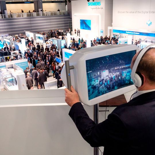 Neben "klassischer" Automatisierungstechnik sind ist auch der Bereich Software und IT in der Fertigung prominent auf der SPS IPC Drives 2018 vertreten.(Bild:  Mesago/Thomas Geiger)