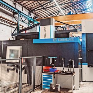 Arbeitspferd: Das Portalfräsbearbeitungszentrum PM 4000-2T mit Doppeltisch von Bimatec Soraluce ist das Kernstück der mechanischen Bearbeitung des Alstom-Werks in Netphen.(Bild:  onemorepicture / Bimatec Soraluce)