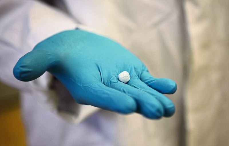 Bornitrid, auf dem das neue Leichtmaterial basiert, wird aufgrund seiner ähnlichen atomaren Struktur auch als „weißes Graphen“ bezeichnet. (Bild: Julia Siekmann, CAU)