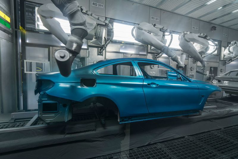 Impressionen aus der neuen Lackiererei im BMW-Werk München. (www.guenterschmied.com)