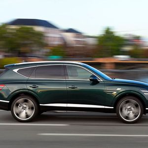 Der 304 PS starke 2,5-Liter-Benziner hat mit dem schweren Auto keine Mühe, macht ihn aber auch nicht zum Sportler.(Bild:  Genesis)