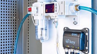 Bild 1: Die „EnergieTransparenz@SMC“-fertige Baugruppe nach dem Plug-and-use-Prinzip und mit Anbindung an eine IoT-Plattform im Einsatz, um einen genauen Überblick zum Energieverbrauch zu liefern.  (Bild: Gregor Schuster/ SMC Deutschland)