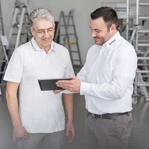 Die Munk Günzburger Steigtechnik zeichnet sich vor allem durch ihren Top-Service von Mensch zu Mensch aus. So lassen sich dank Planung und Projektierung direkt vor Ort auch Sonderkonstruktionen unkompliziert realisieren.(Bild:  Munk Günzburger Steigtechnik)