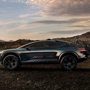 Es präsentiert sich im Stil der Allroad-Modelle, akzentuiert durch Unterfahrschutz-Elemente.(Bild:  Autoren-Union Mobilität/Audi)