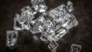 Je nach verwendetem Festelektrolyten unterscheiden sich Materialsysteme, Zellkonzepte und Produktionsprozesse von Festkörperbatterien erheblich. (Bild: frei lizenziert)