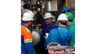 Peter Goth, Sachverständiger vom TÜV Süd Chemie Service mit Kollegen vor Ort. Viele unterschiedliche Firmen arbeiten gemeinsam an einem erfolgreichen Turnaround. (Tüv Süd)