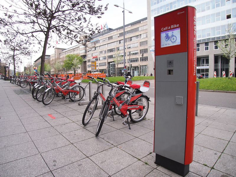 Tanksäule für E-Bikes: Das Ladekabel für Fahrräder ist im Kabelschloss des Abstellpollers integriert (Fortec)