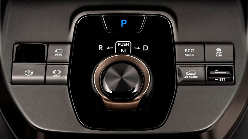 Ein paar Tasten und Drehschalter sind geblieben. (Bild: Toyota)