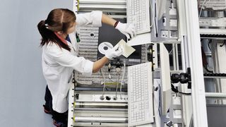 Das Fujitsu Product Compliance Center bietet Herstellern und Zulieferern das Komplettpaket von Messungen, Beratung und Mitarbeiterschulungen in allen Bereichen des RoHS-Konformitätsnachweises. (Fujitsu)